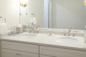 Carriage house 3 | Bathroom