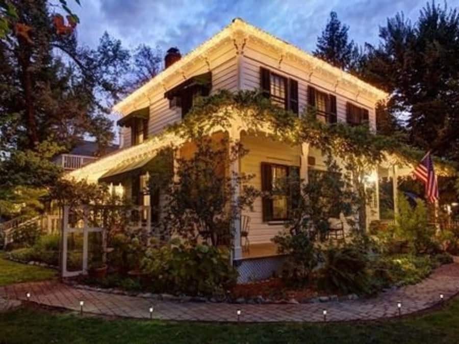 Bagian depan properti - sore/malam