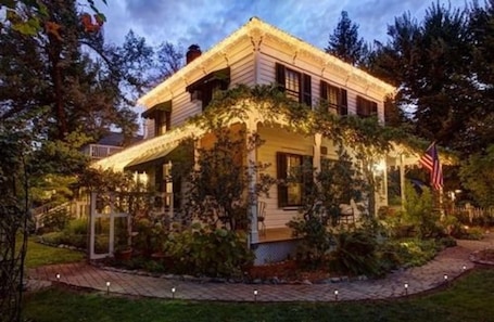 Fachada de la propiedad por la tarde o noche. Dunbar House Inn and Event Property