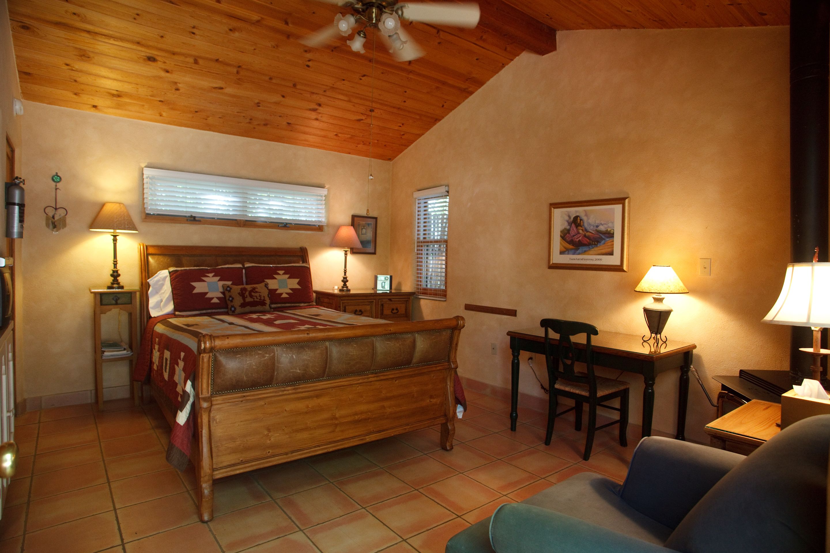 客房 (Kokopelli) | 埃及棉床单、高档床上用品、遮光窗帘、熨斗/熨衣板