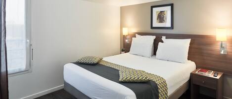 1 habitación, caja de seguridad en la habitación y escritorio