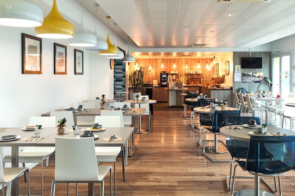 Petit déjeuner buffet (12.90 EUR par personne)