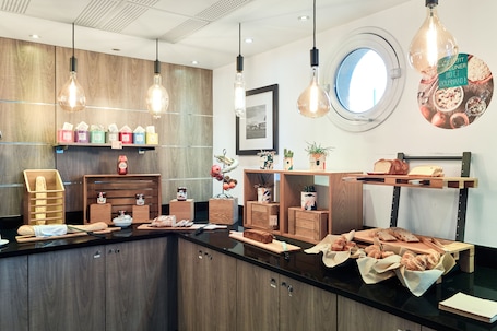 每日供应自助式早餐(每人 EUR 12.90)