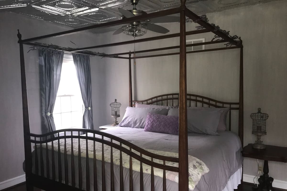 Deluxe-Zimmer, 1 King-Bett, Kühlschrank und Mikrowelle, Gartenblick | Hochwertige Bettwaren, Pillowtop-Betten, individuell dekoriert