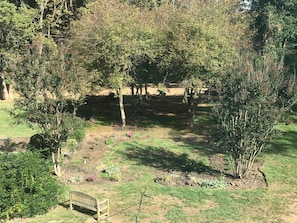 Chambre Deluxe, 1 trÚs grand lit, réfrigérateur et four à micro-ondes, vue sur le jardin | Vue de la chambre