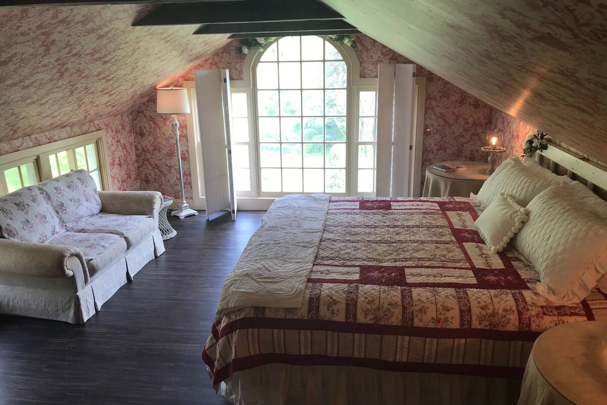 Suite Premium, 1 très grand lit, réfrigérateur et four à micro-ondes, vue jardin | Literie de qualité supérieure, surmatelas, fer et planche à repasser