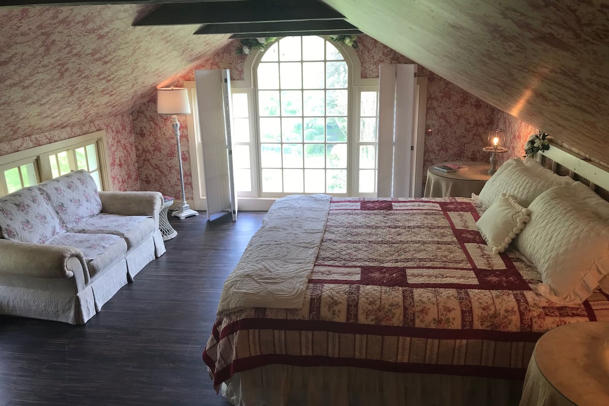 Premium-Suite, 1 King-Bett, Kühlschrank und Mikrowelle, Gartenblick | Hochwertige Bettwaren, Pillowtop-Betten, individuell dekoriert