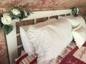 Premium Suite, 1 King Bed, Refrigerator & Microwave, Garden View | Premium bedding, pillowtop beds, individually decorated