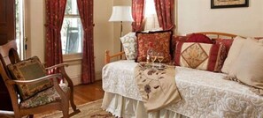 Individually decorated, iron/ironing board, free WiFi, bed sheets