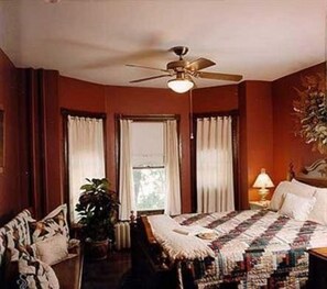 Maryland Room | Individually decorated, iron/ironing board, free WiFi, bed sheets - Brickhouse Inn (Gettysburg)