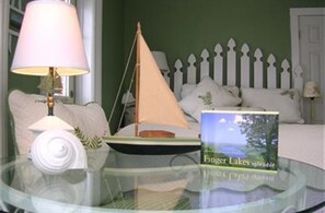 Camera, bagno privato (Lake Room) | Ferro/asse da stiro, Wi-Fi gratuito, lenzuola