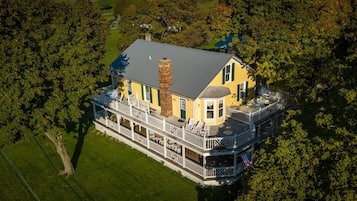 Vista frontal de la propiedad