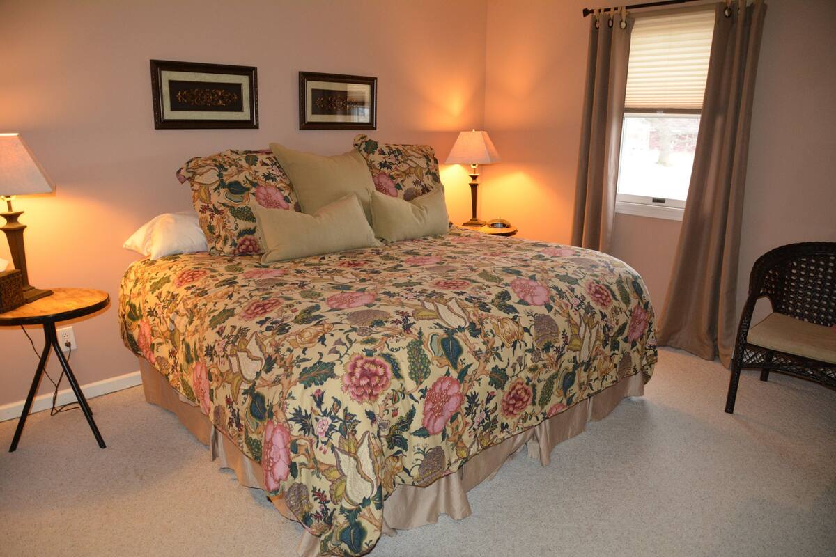Room, Private Bathroom (Vineyard Room) | Iron/ironing board, free WiFi, bed sheets