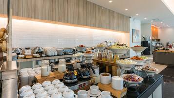Café da manhã com buffet todos os dias mediante uma taxa