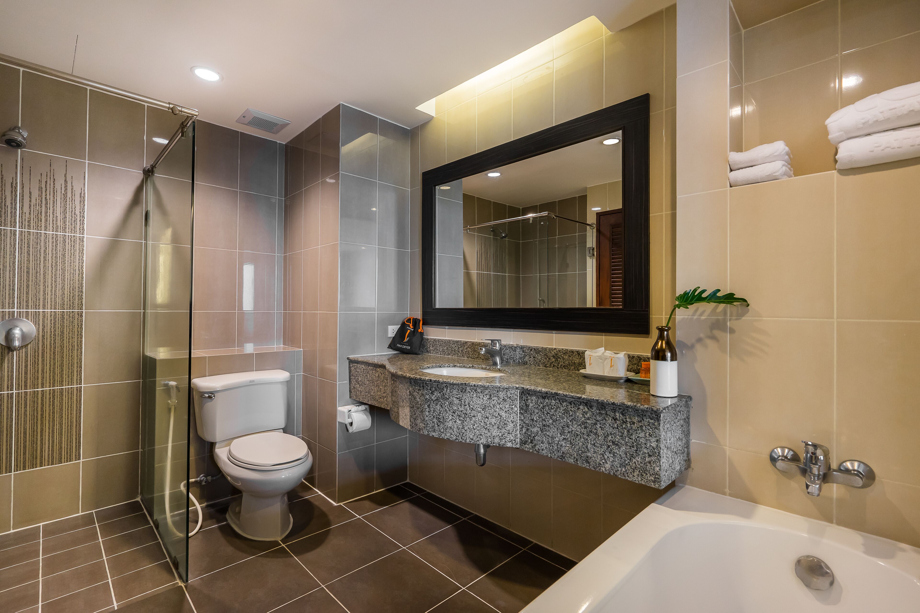 combined shower/bathtub, deep-soaking bathtub, free toiletries