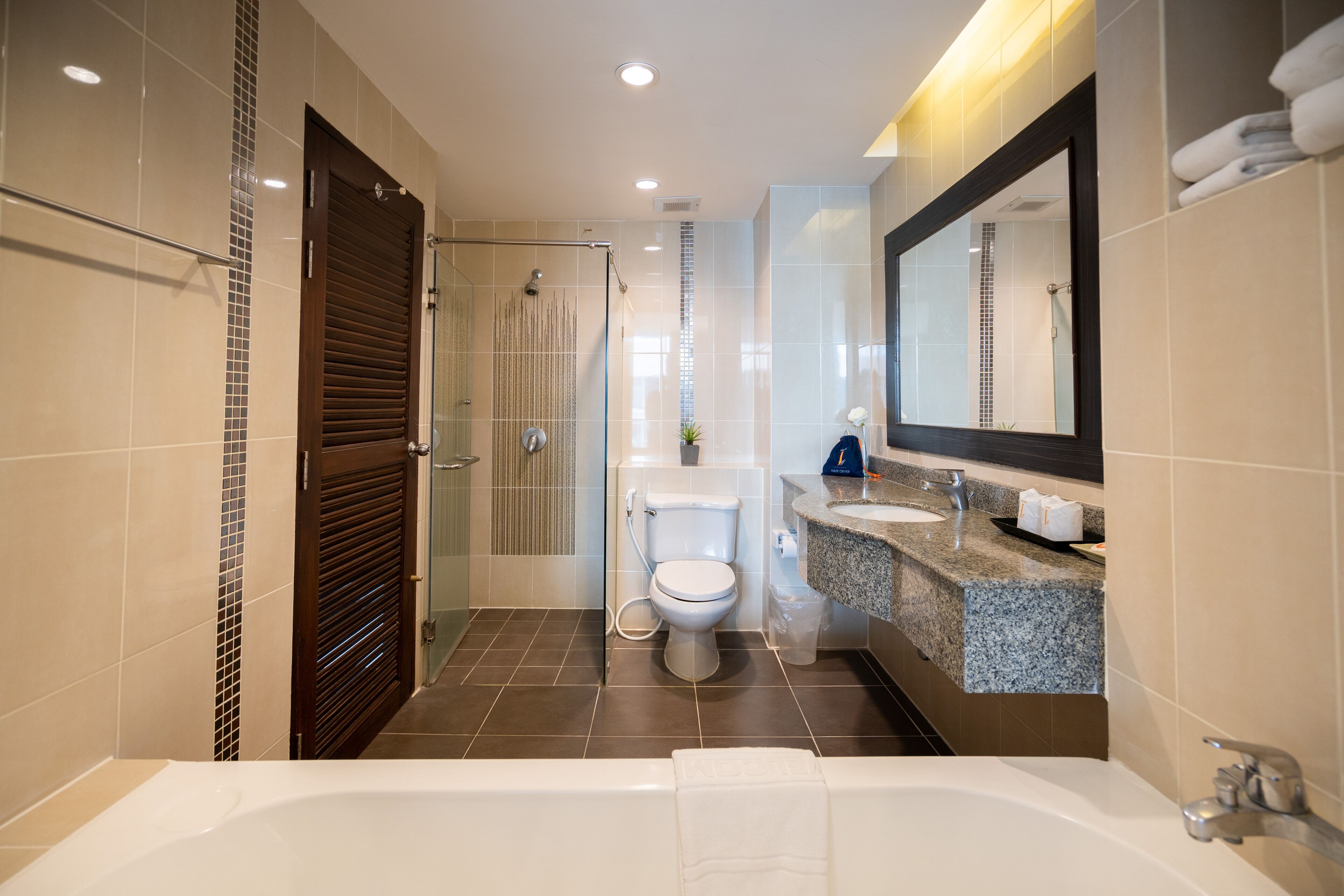 combined shower/bathtub, deep-soaking bathtub, free toiletries