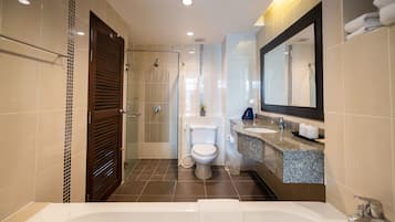 Combined shower/bathtub, deep-soaking bathtub, free toiletries
