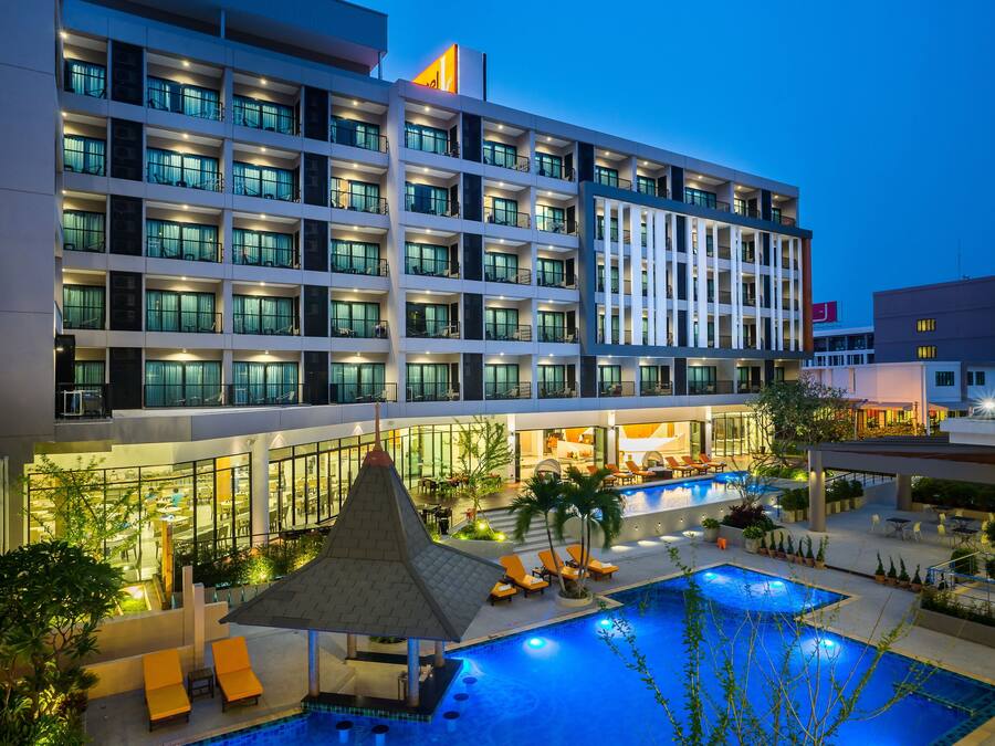 Outdoor pool, pool umbrellas, sun loungers