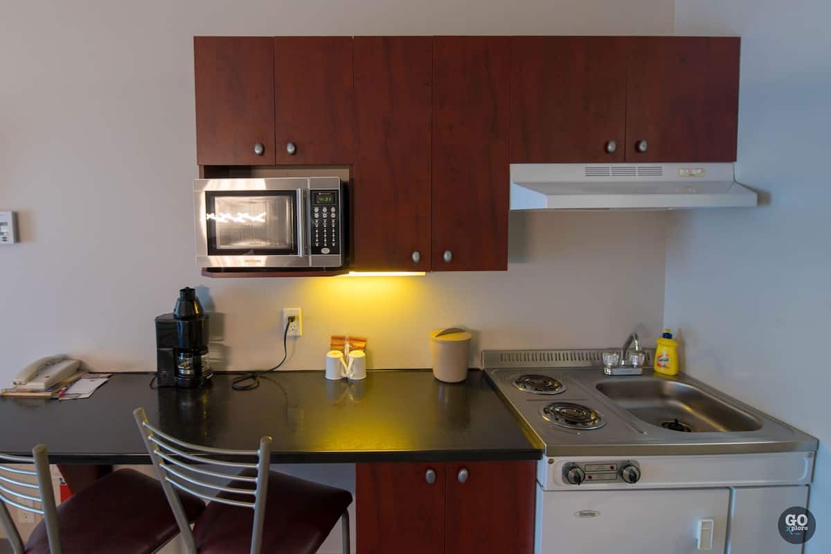 Eigene KĂŒche | KĂŒhlschrank, Mikrowelle, Wasserkocher mit Kaffee-/Teezubehör