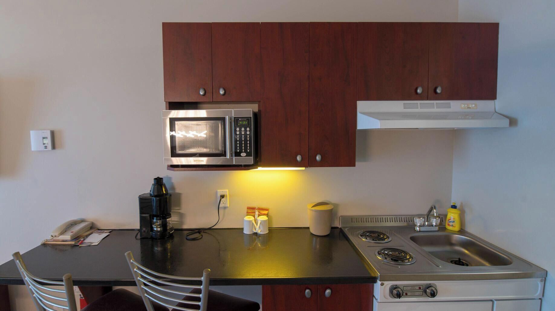 Eigene Küche | Kühlschrank, Mikrowelle, Wasserkocher mit Kaffee-/Teezubehör