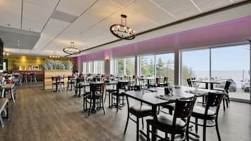 Breakfast, lunch, dinner served; international cuisine