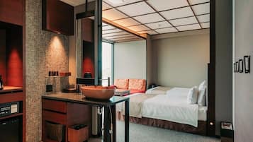 ألحفة محشوة بالريش وخزنة داخل الغرفة ومكتب وستائر تعتيم