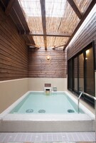 Bañera de hidromasaje cubierta