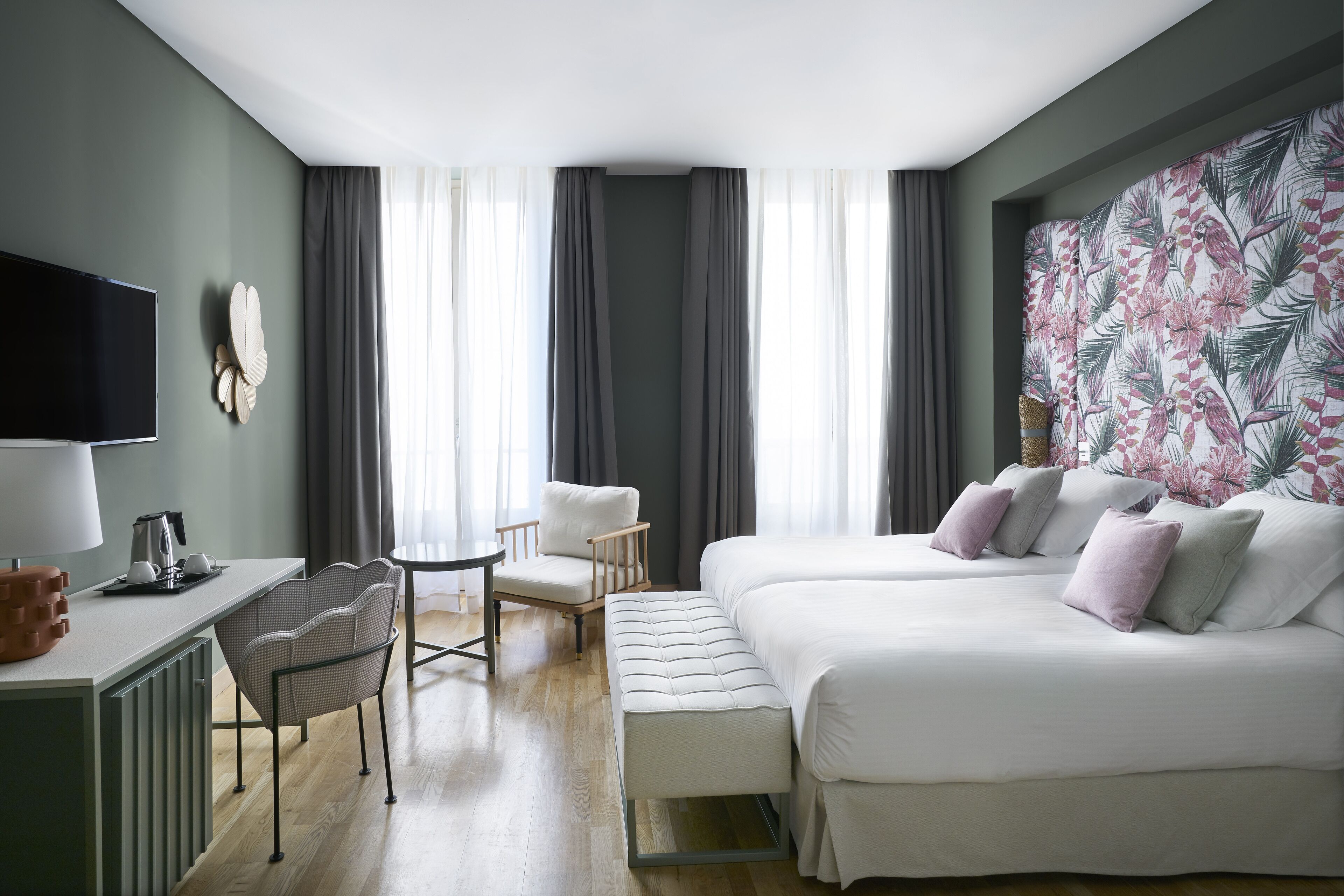 Ropa de cama de alta calidad, edredones de plumas, minibar y caja fuerte