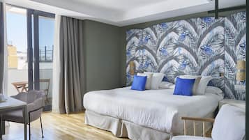 Sengetøy av topp kvalitet, dundyner, minibar og safe på rommet