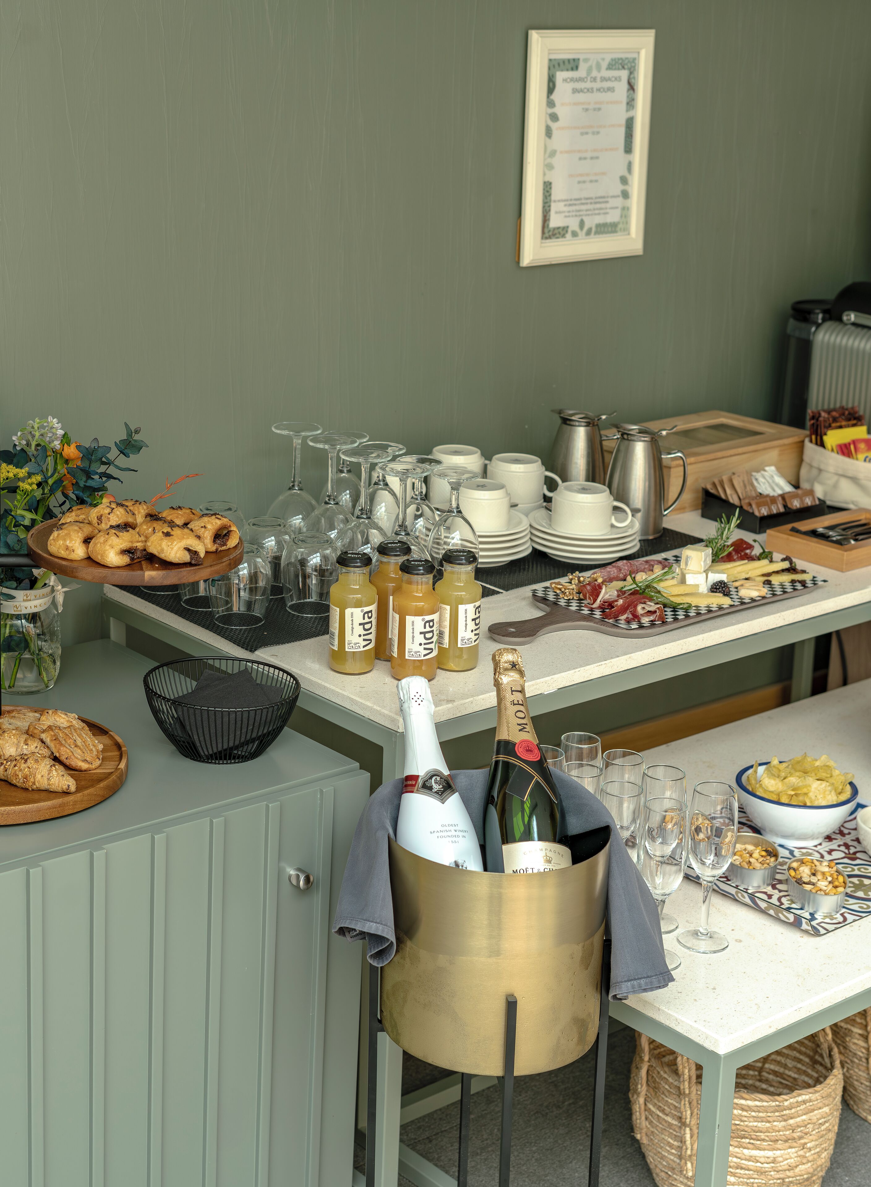 Un buffet de petit-déjeuner proposant une variété d’aliments, des verres et des bouteilles de vin.
