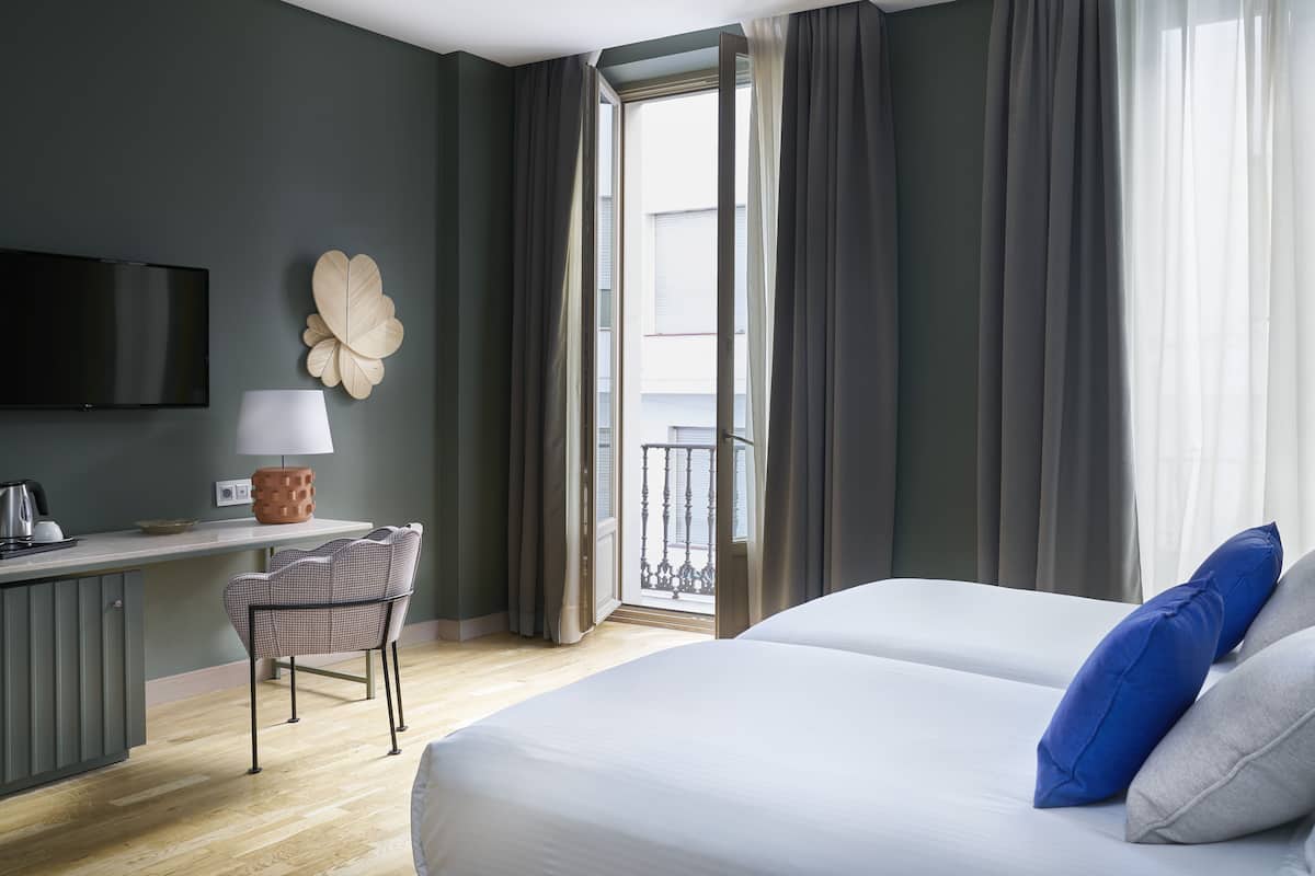 1 bedroom, premium bedding, down comforters, minibar
