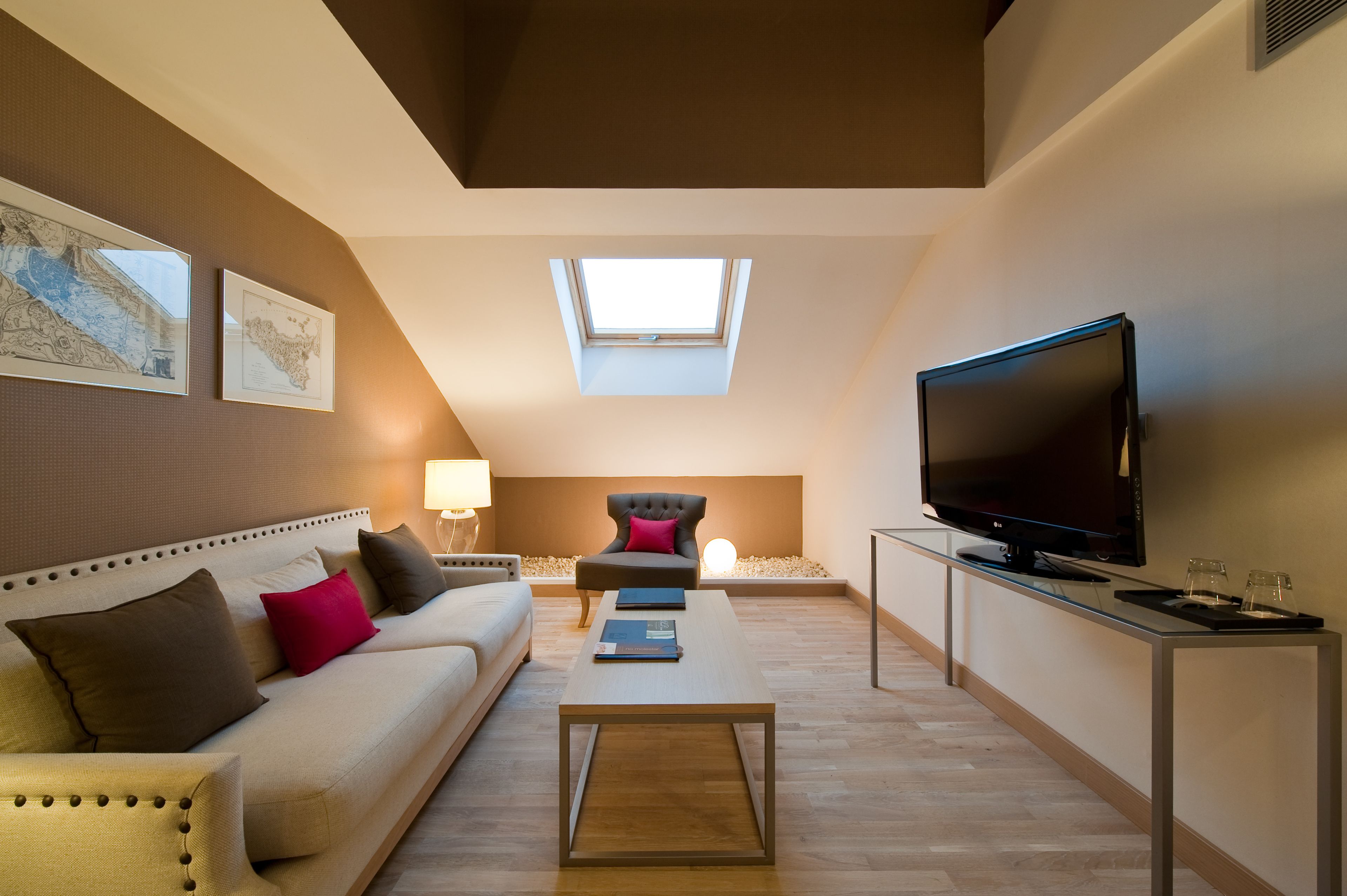 vincci essence suite | living area | flat-screen tv