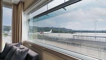 Familienzimmer (Fjord & Runway View) | Ausblick vom Zimmer
