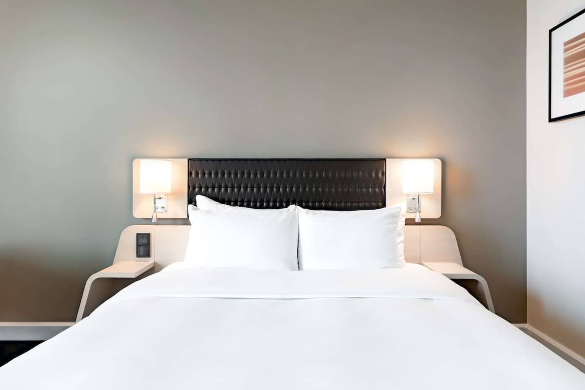 Seprai premium, selimut bulu angsa, bantalan ekstra lembut, dan minibar
