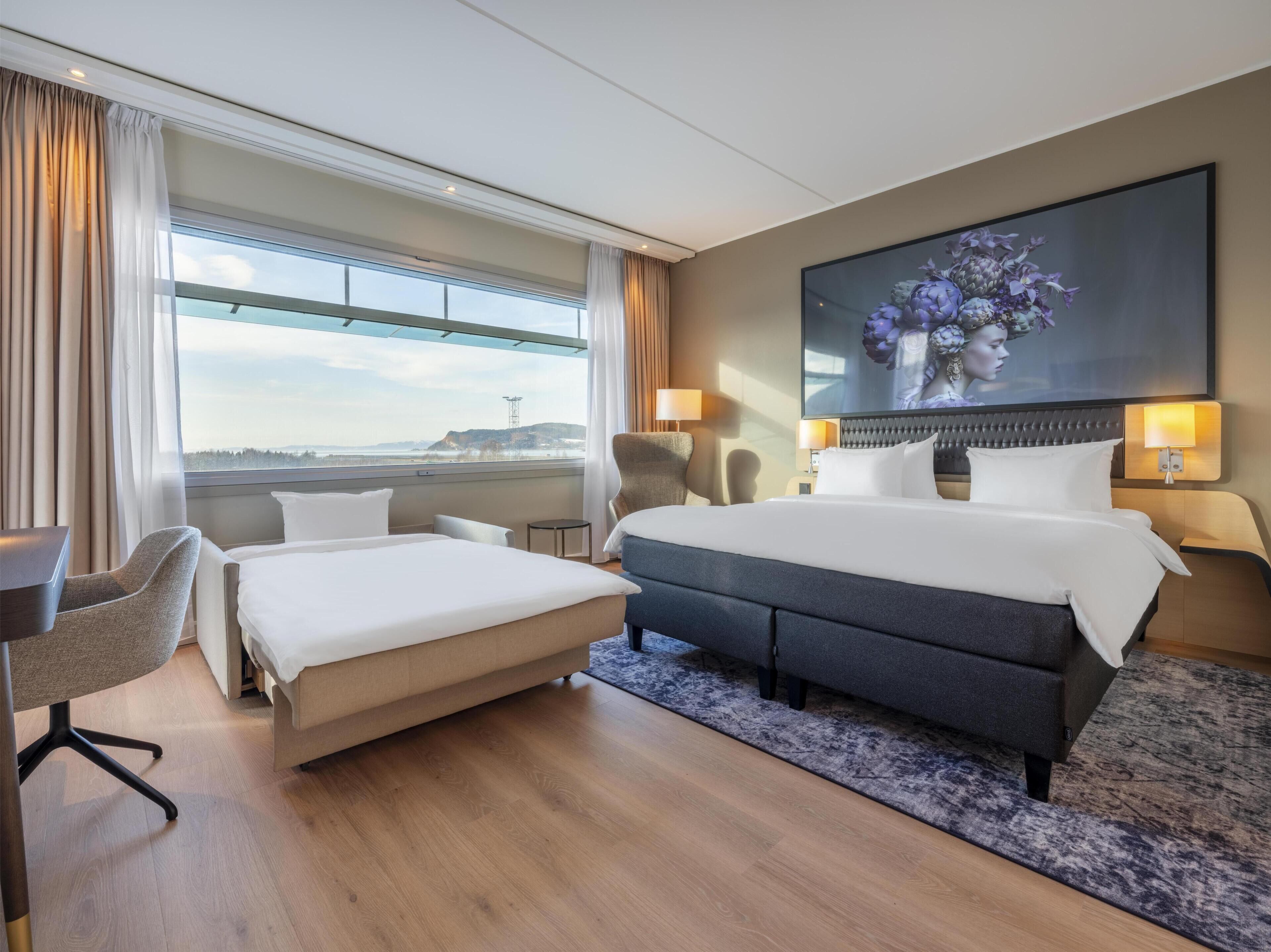 Habitación familiar (Fjord & Runway View) | Ropa de cama de alta calidad, edredón, camas con pillow-top y minibar 