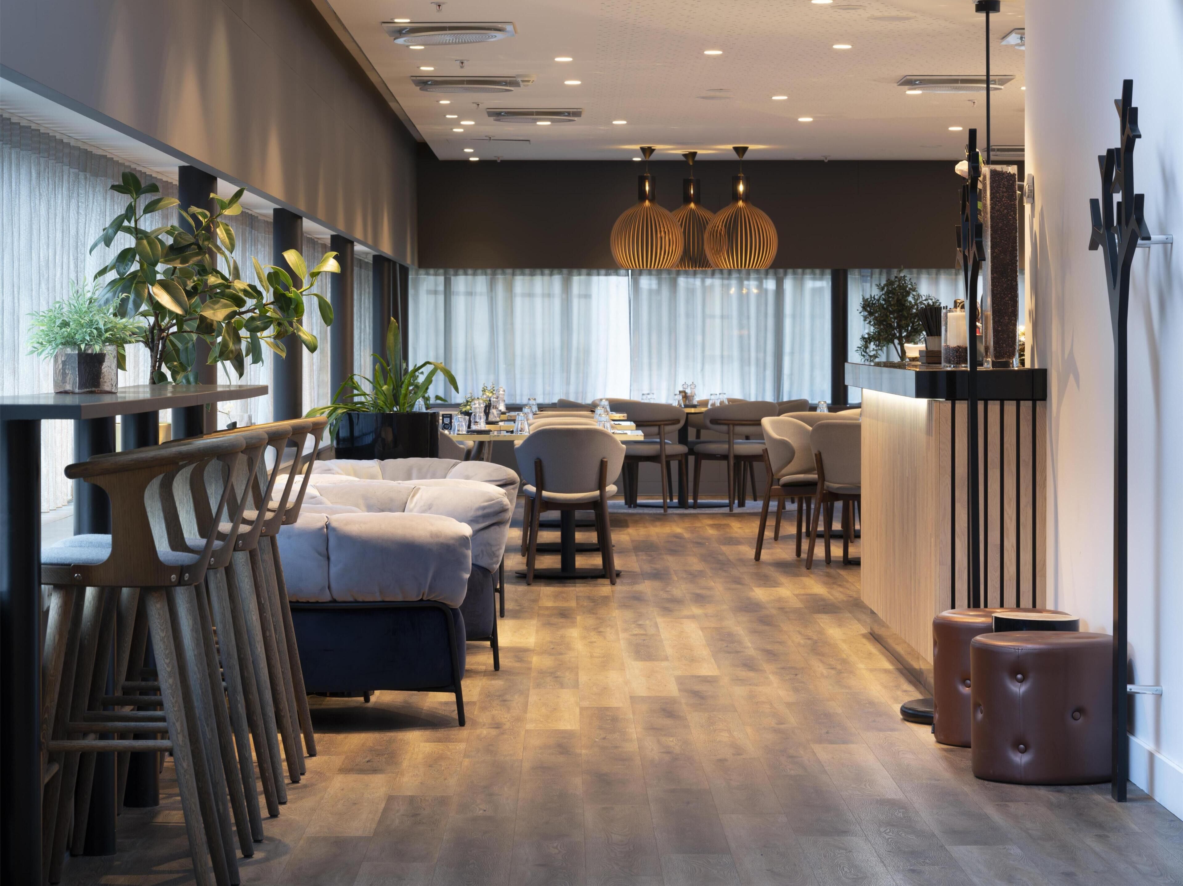 Serveert ontbijt, lunch, diner, internationale gerechten 