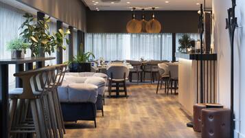 Serveert ontbijt, lunch, diner, internationale gerechten