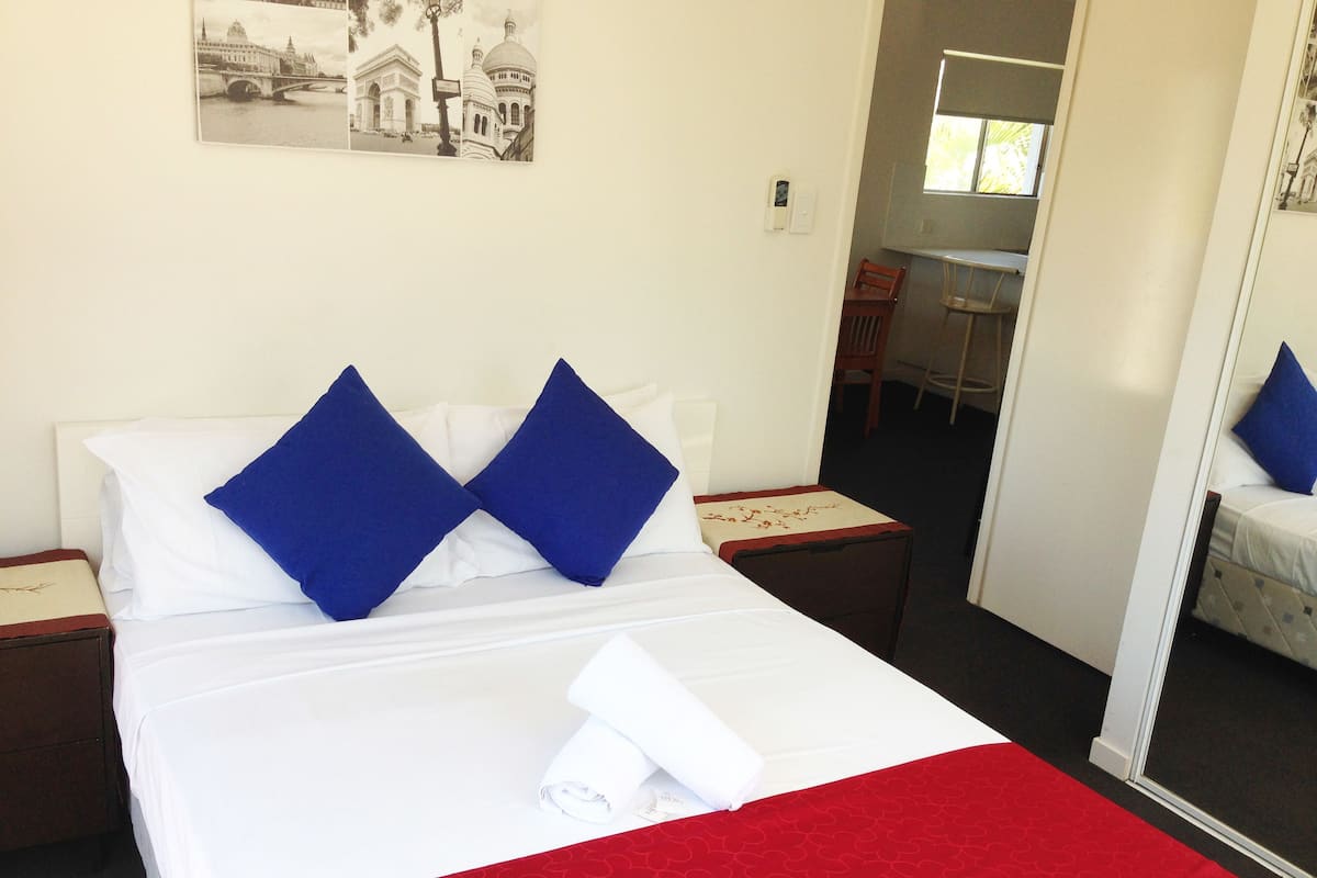2 Bedroom Riverview Apartment | Iron/ironing board, cots/infant beds, rollaway beds, free WiFi