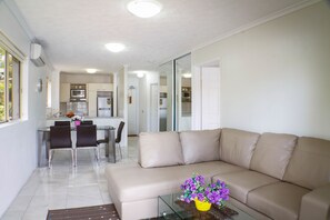 2 Bedroom Deluxe Riverview Apartment | Living area