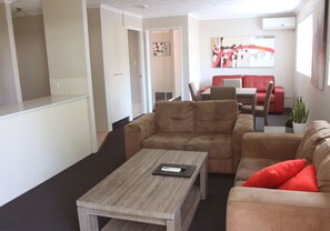 Flat-screen TV, DVD player - Surfers Riverside Apartments (Surfers Paradise)