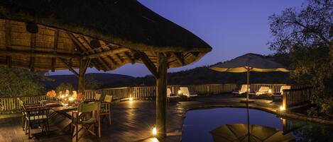 Outdoor pool, pool umbrellas, sun loungers