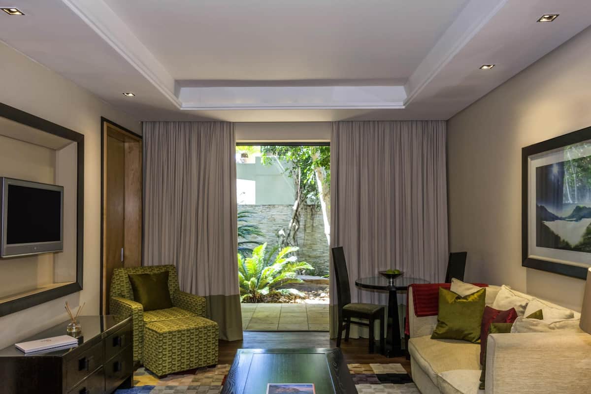 Suíte superluxo, 1 cama Queen e sofá-cama | Roupas de cama antialérgicas, frigobar, cofres nos quartos