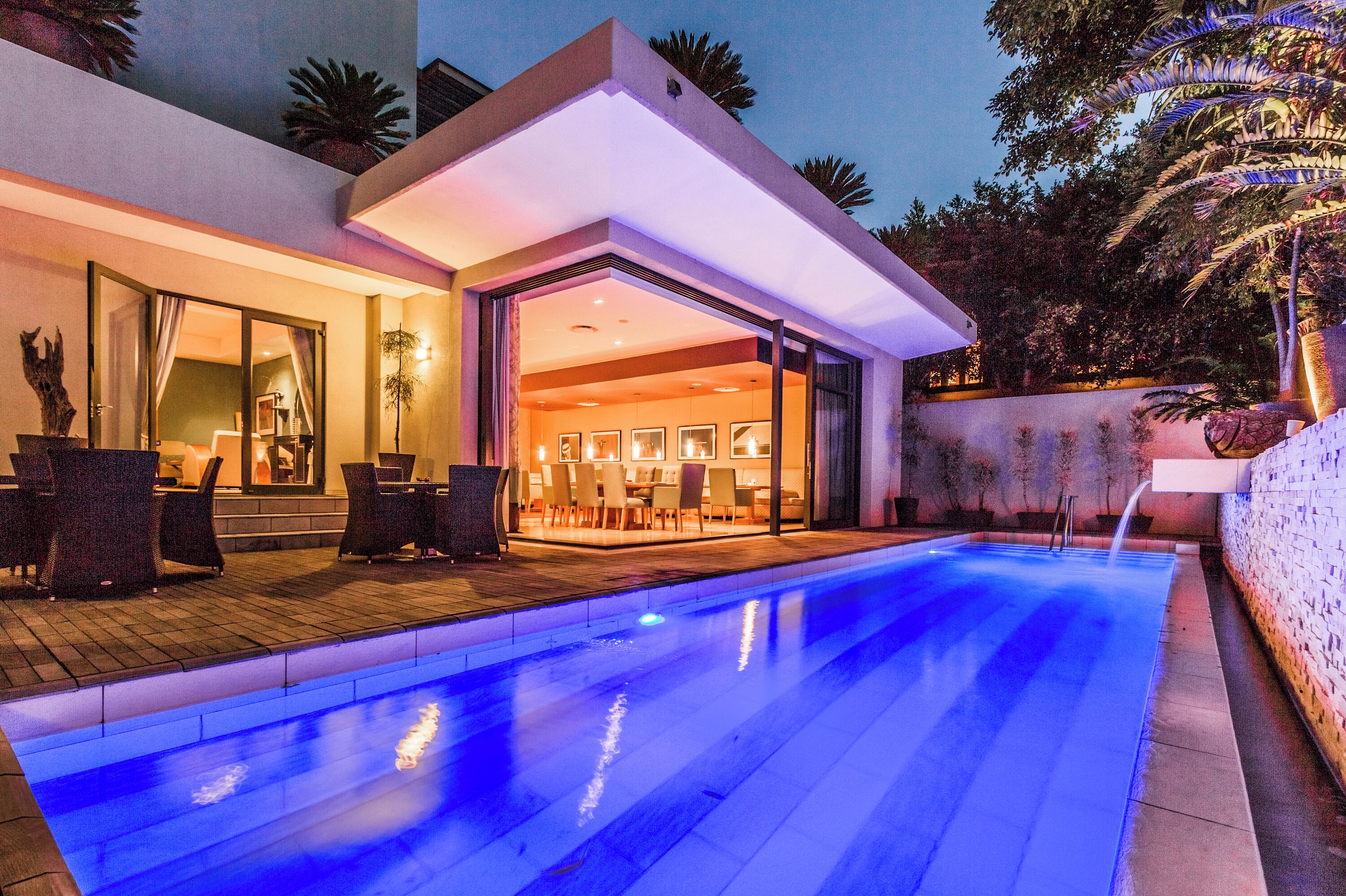 breakfast, lunch, dinner served; international cuisine