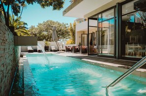 Piscina externa, espreguiçadeiras