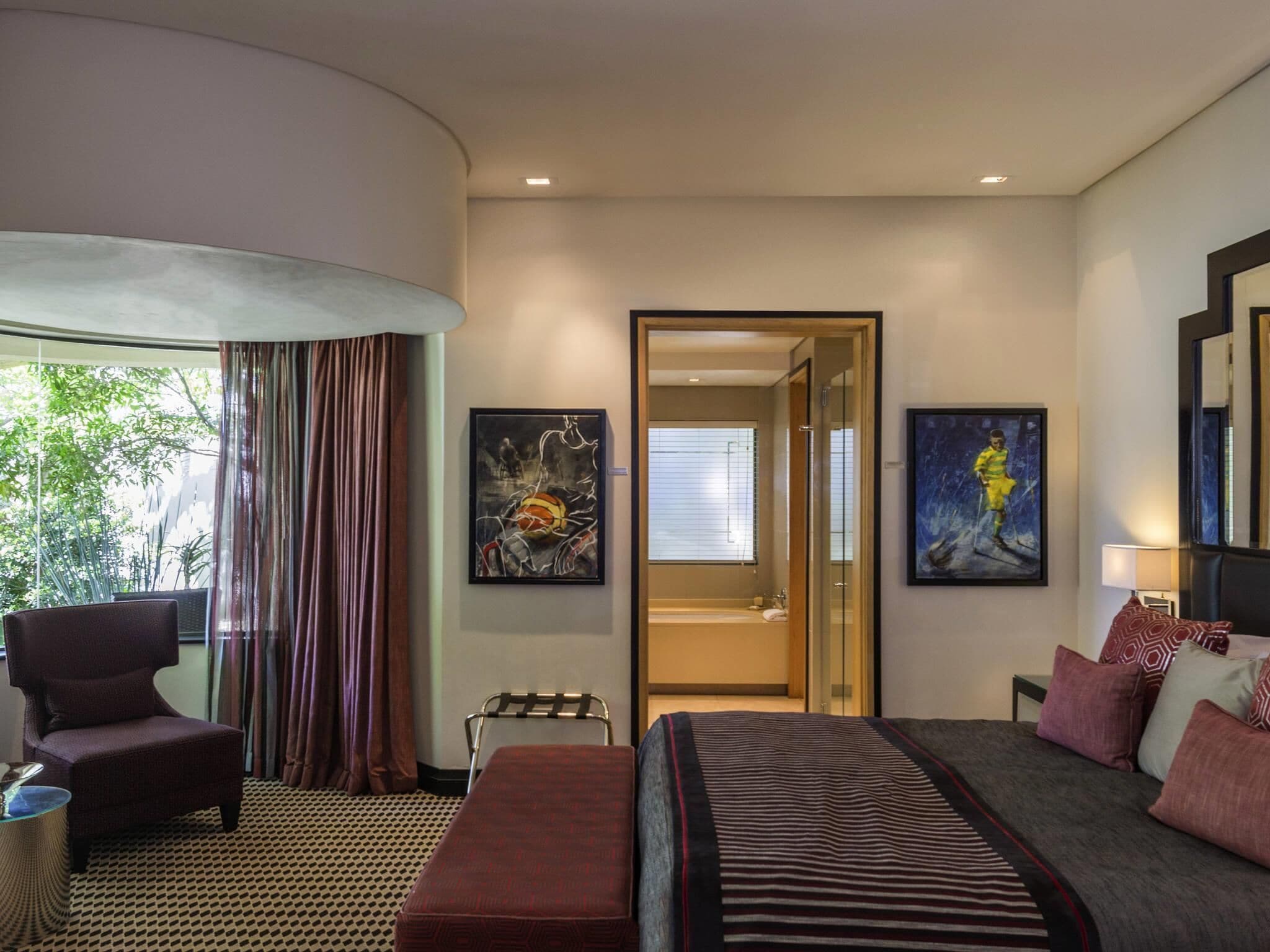 Executive Suite | Hypo-allergenic bedding, minibar, in-room safe, individually decorated