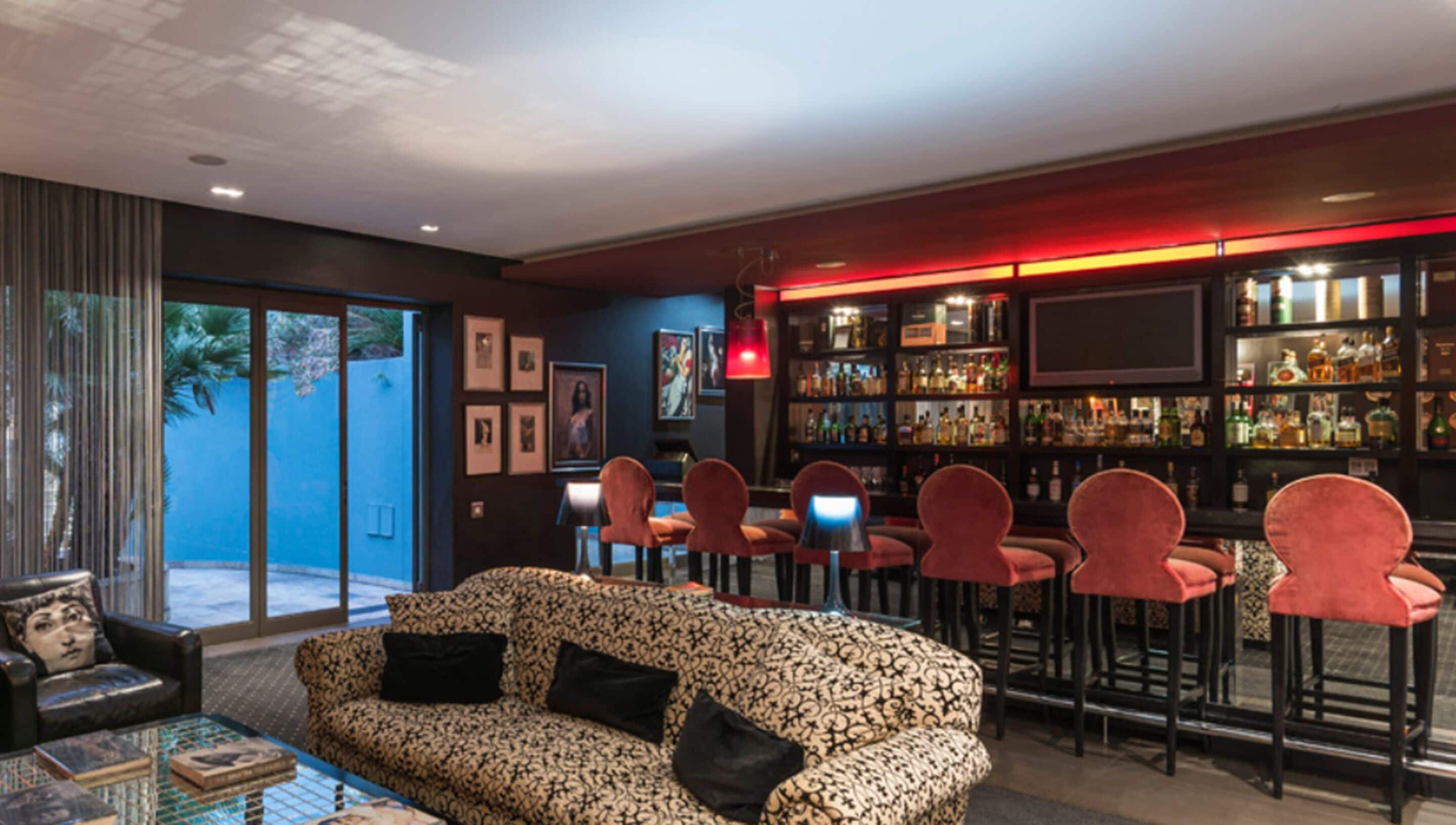 2 bars/lounges, poolside bar