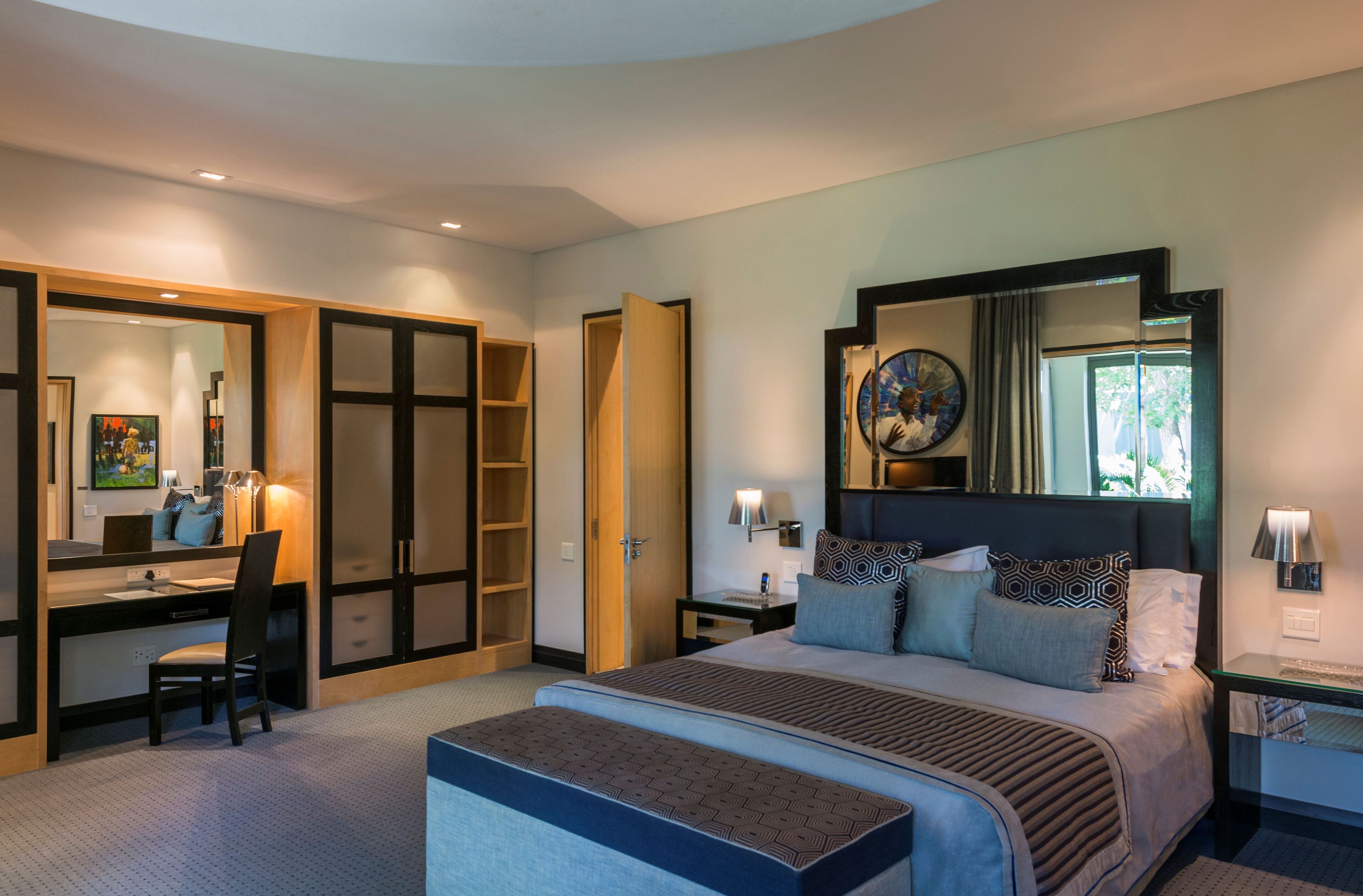 executive suite, 1 king bed | hypo-allergenic bedding, minibar, in-room safe, individually decorated