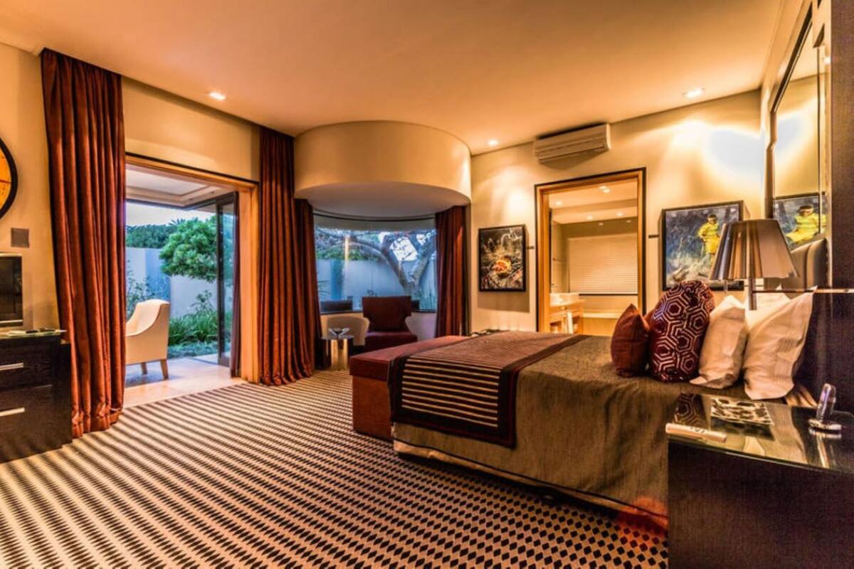 executive suite, 1 king bed | hypo-allergenic bedding, minibar, in-room safe, individually decorated