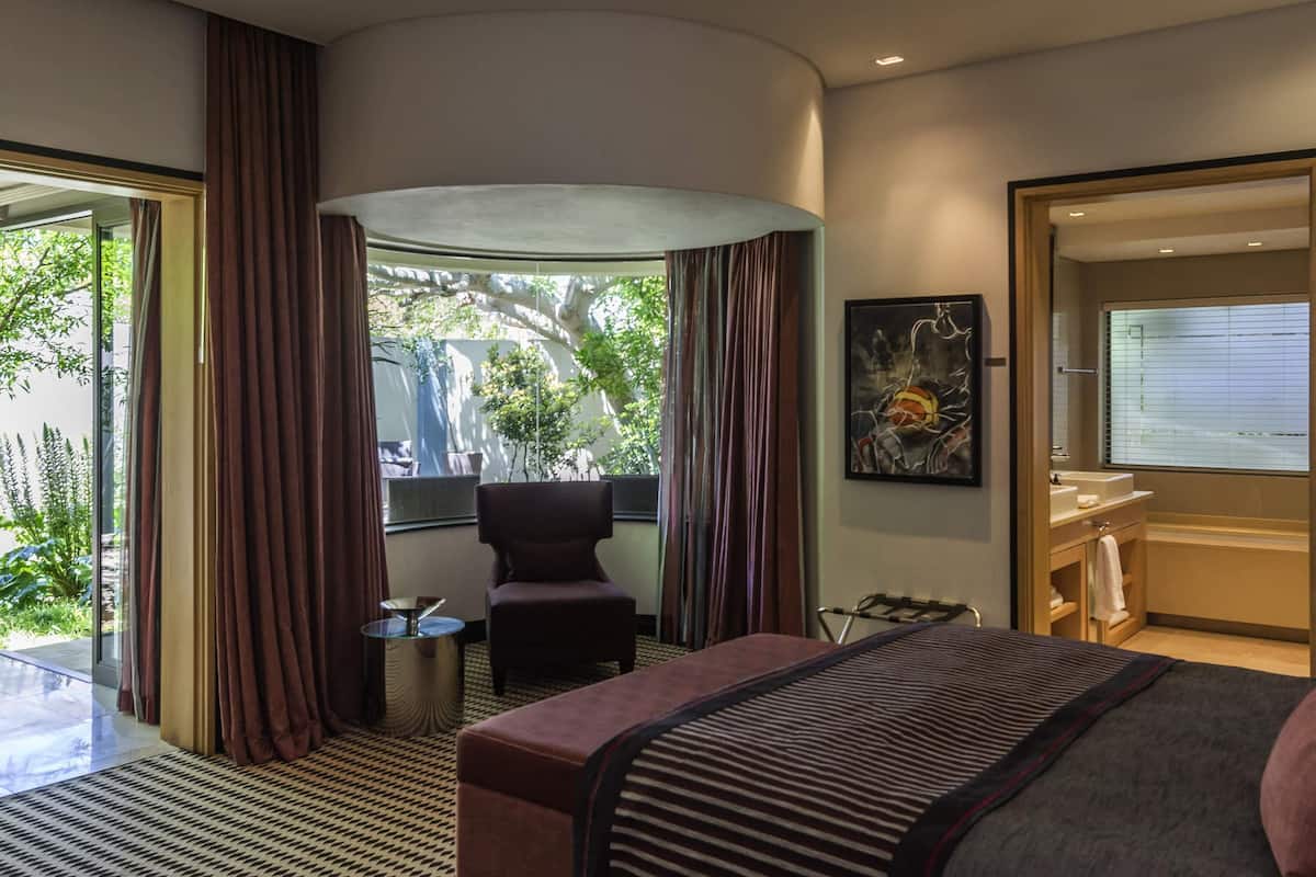 Executive Suite | Hypo-allergenic bedding, minibar, in-room safe, individually decorated