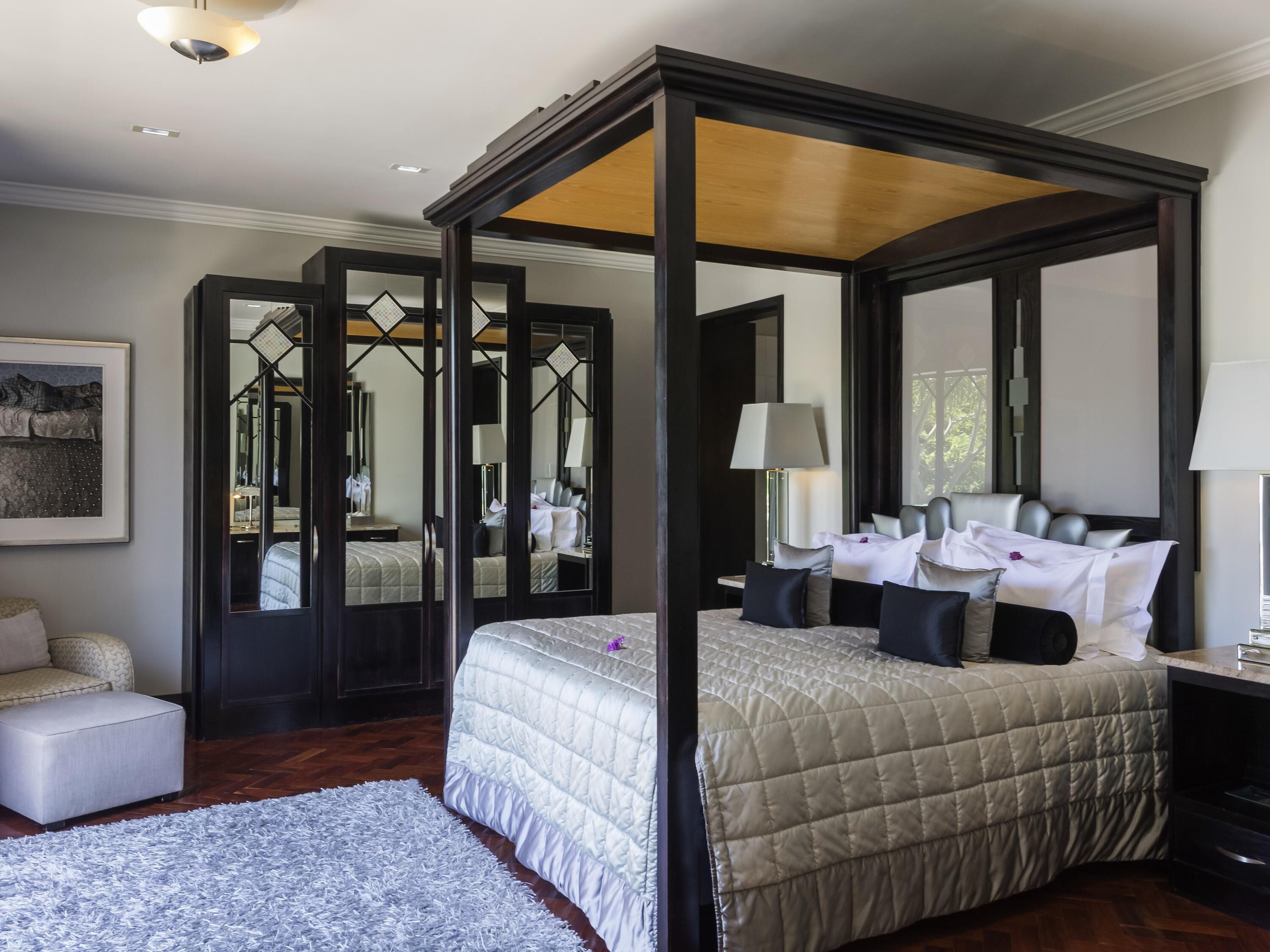 Literie hypoallergénique, minibar, coffres-forts dans les chambres